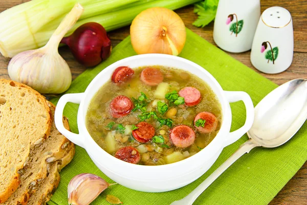 Cibo sano e dietetico: zuppa con lenticchie, sedano e salsiccia — Foto Stock