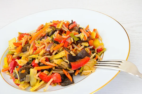 Estofado vegetal chino. Paprika, guisantes, zanahorias. Alimento dietético —  Fotos de Stock