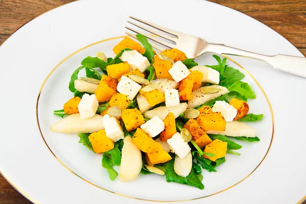 Aliments sains et diététiques : Salade, citrouille, poire, fromage et graines — Photo