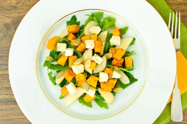 Alimentazione sana e dietetica: insalata, zucca, pera, formaggio e semi — Foto Stock
