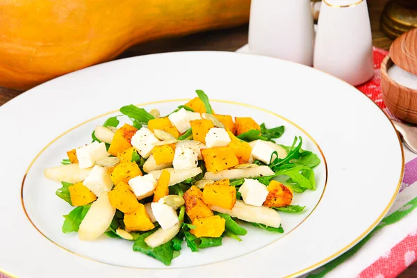 Aliments sains et diététiques : Salade, citrouille, poire, fromage et graines — Photo