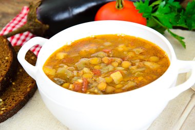 Patlıcan, domates ve soğan ile mercimek çorbası