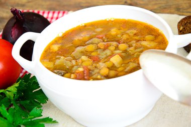 Patlıcan, domates ve soğan ile mercimek çorbası