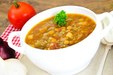 Patlıcan, domates ve soğan ile mercimek çorbası