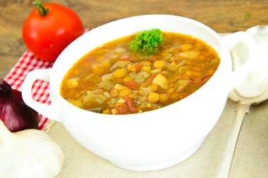 Patlıcan, domates ve soğan ile mercimek çorbası