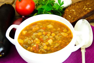 Patlıcan, domates ve soğan ile mercimek çorbası