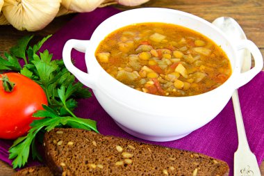 Patlıcan, domates ve soğan ile mercimek çorbası