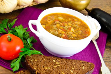 Patlıcan, domates ve soğan ile mercimek çorbası