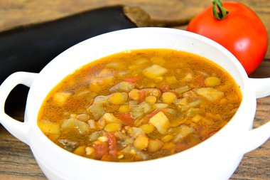 Patlıcan, domates ve soğan ile mercimek çorbası
