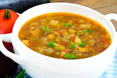 Patlıcan, domates ve soğan ile mercimek çorbası