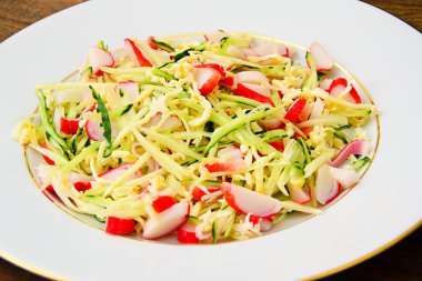 Yengeç sopa, salatalık ve peynir ile diyet salata