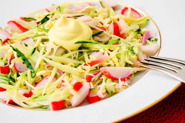 Yengeç sopa, salatalık ve peynir ile diyet salata