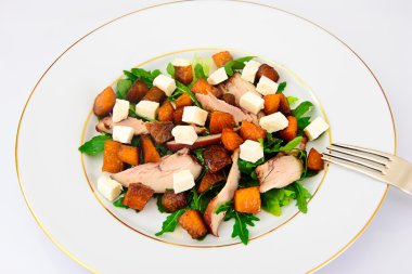 Tavuk, roka, karamelize kabak ve beyaz peynir salatası