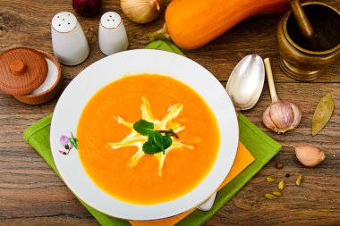 Diyet ve sağlıklı organik gıda: kabak çorbası