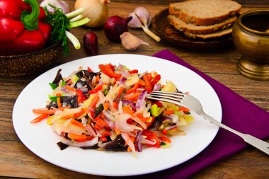 Çin sebze güveç. Kırmızı biber, bezelye, havuç. Diyet gıda