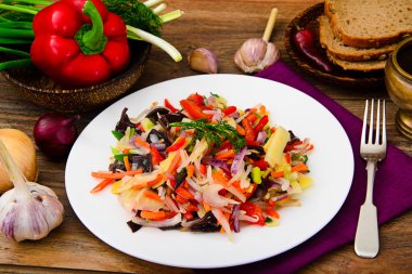 Çin sebze güveç. Kırmızı biber, bezelye, havuç. Diyet gıda