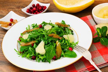 Salata karışımı Batavi, Frise, Radicchio, hindiba, yaban mersini, üzüm