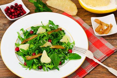 Salata karışımı Batavi, Frise, Radicchio, hindiba, yaban mersini, üzüm