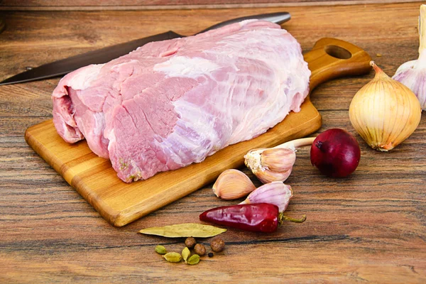 Rohes Schweinefleisch auf einem Schneidebrett — Stockfoto