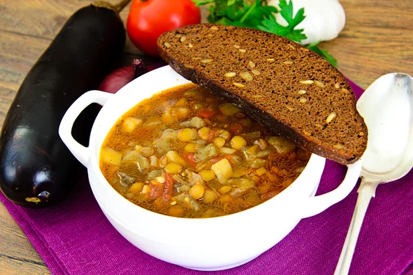 Sopa de lentilha com berinjela, tomates e cebolas — Fotografia de Stock