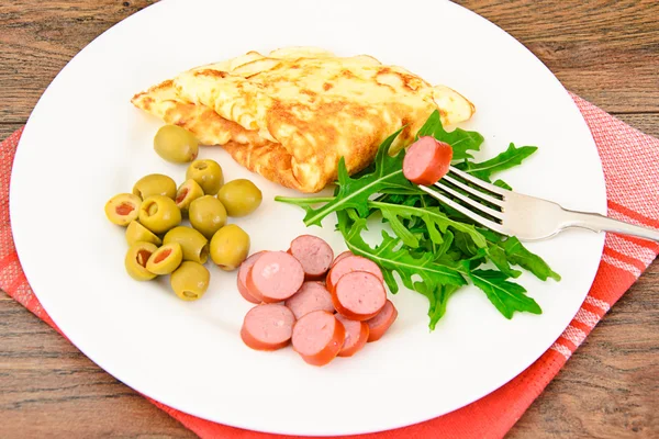 Здоровая и диетическая пища: яичница с овощами — стоковое фото