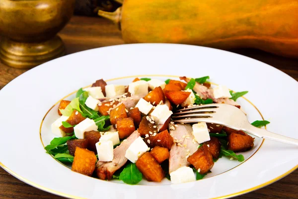 Salade de poulet, roquette, citrouille caramélisée et fromage feta — Photo