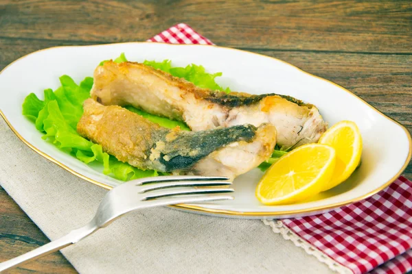 Friska och Diet mat: stekt fisk karp — Stockfoto