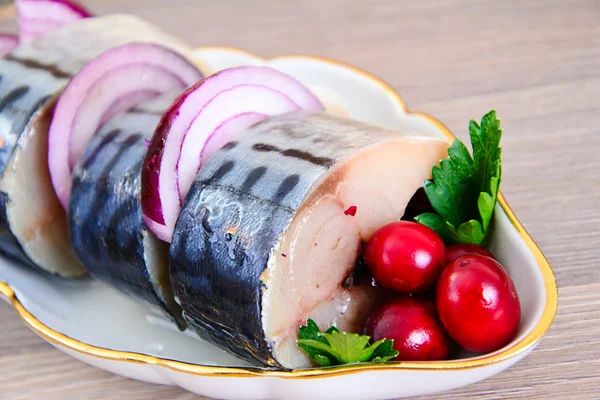 Sůl marinovaná makrela s brusinkami a kořením — Stock fotografie