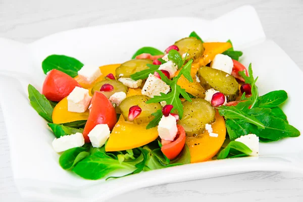 Aliments sains et diététiques : Salade, Persimmon, Concombre mariné, Tomat — Photo