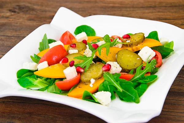Aliments sains et diététiques : Salade, Persimmon, Concombre mariné, Tomat — Photo