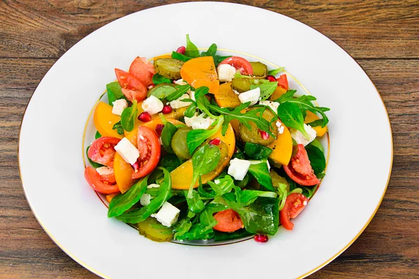 Gesundes und diätetisches Essen: Salat, Kaki, eingelegte Gurken, Tomaten — Stockfoto