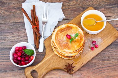 Kızılcık ve bal yığını ile lezzetli gözleme