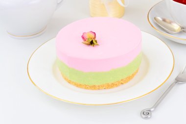 Ahududu Cheesecake fıstık fındık kum tabanlı üzerinde