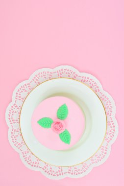 Ahududu Cheesecake fıstık fındık kum tabanlı üzerinde