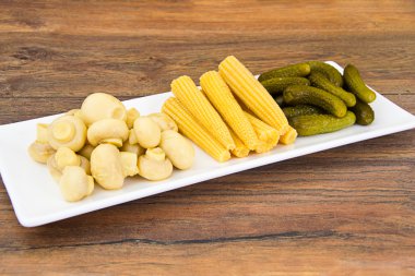 Salatalık turşusu turşusu, mantar ve Mısır