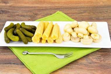 Salatalık turşusu turşusu, mantar ve Mısır