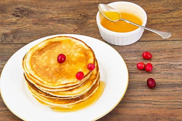 Crêpes savoureuses à la canneberge et au miel — Photo