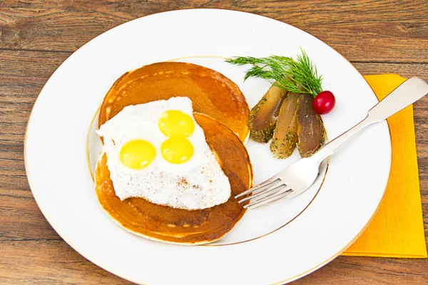 Pfannkuchen mit Wachteleiern, Aufschnitt, Teiglöffel mit schwarzem Käse — Stockfoto