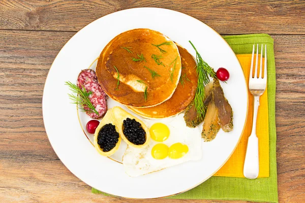 Pfannkuchen mit Wachteleiern, Aufschnitt, Teiglöffel mit schwarzem Käse — Stockfoto