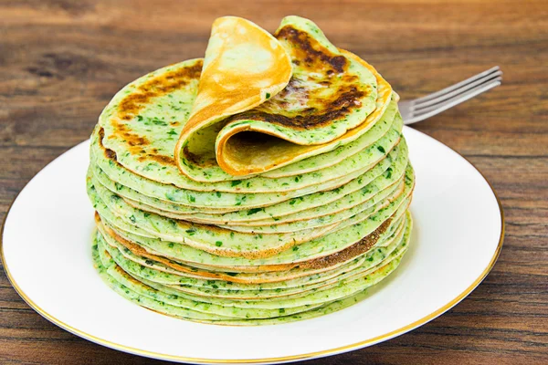 Läckra pannkakor Stack med spenat — Stockfoto