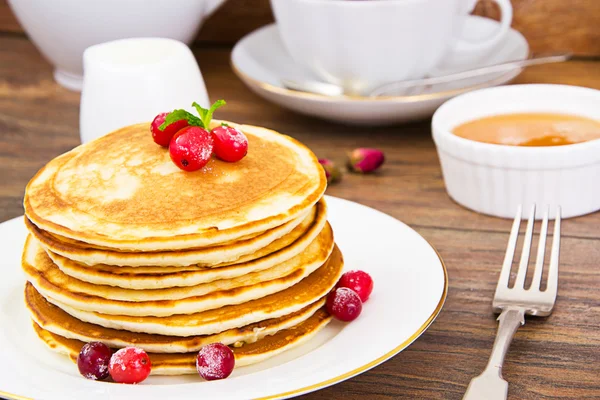 Crêpes savoureuses avec pile de canneberges — Photo