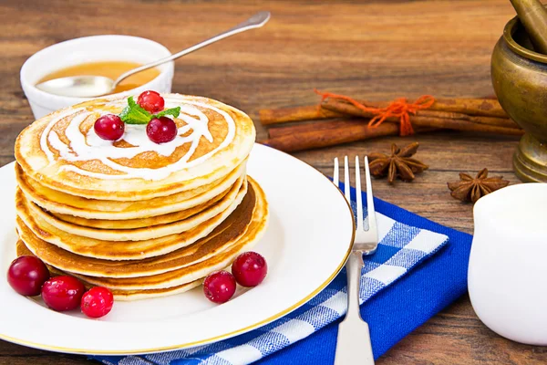 크랜베리 스택와 맛 있는 팬케이크 — 스톡 사진