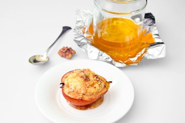 Sağlıklı diyet gıda: Ricotta ve fındık ile armut