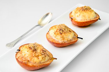 Sağlıklı diyet gıda: Ricotta ve fındık ile armut