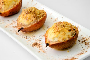 Sağlıklı diyet gıda: Ricotta ve fındık ile armut