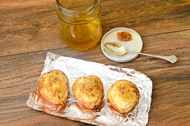 Sağlıklı diyet gıda: Ricotta ve fındık ile armut