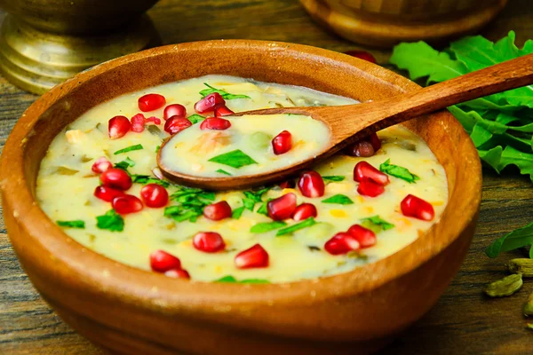 Alimentos saudáveis e dietéticos: Sopa de peixe com romã — Fotografia de Stock