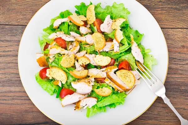 Salada Caesar fresca com frango — Fotografia de Stock