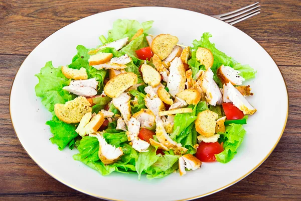 Salada Caesar fresca com frango — Fotografia de Stock