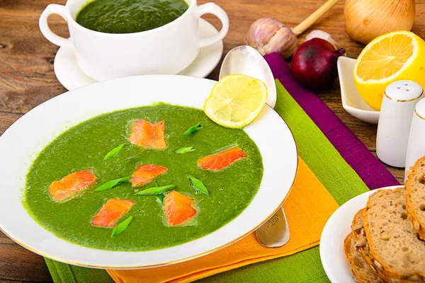 Purè di zuppa di spinaci con salmone — Foto Stock
